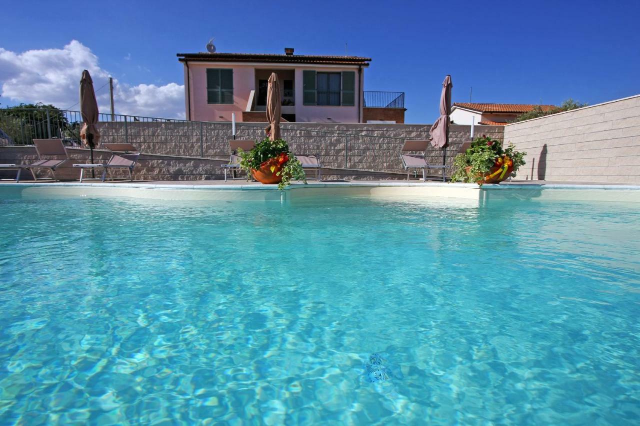 La Collina Del Girasole Villa Montecastrilli Luaran gambar